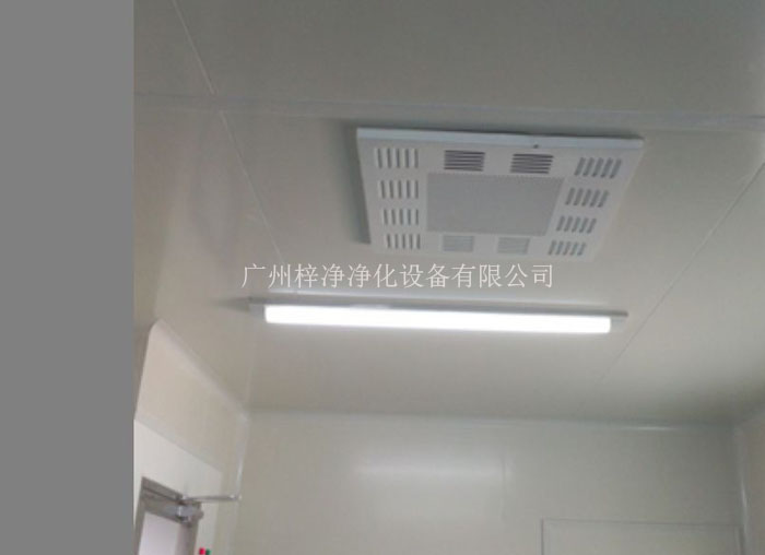 洁净室内需要安装高效送风口的风口翻边和吊顶板之间的接缝施行密封垫处理,记住有裂缝的地方必须严格处理好。 洁净室内需要安装高效送风口的风口翻边和吊顶板之间的接缝施行密封垫处理,记住有裂缝的地方必须严格处理好。